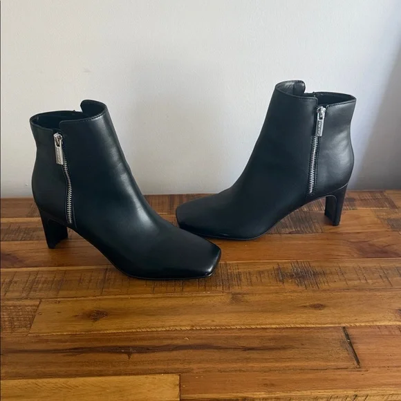 LIKE NEW Calvin Klein Womens Square Toe Black Leather Ankle Boots Size 8 - Picture 4 of 7